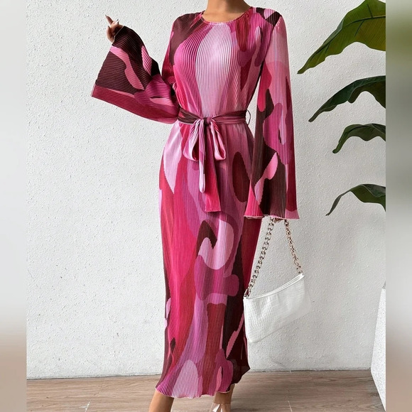 Geometric Print Round Neck Pleated Long Dress With Flare Sleeve - Picture 1 of 4